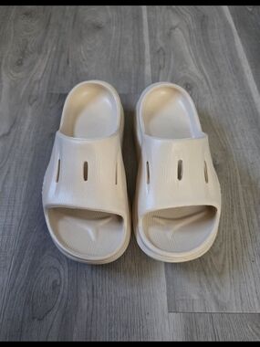 Hoka Women's Recovery Slides Shifting Sands Size W7 NWOT.